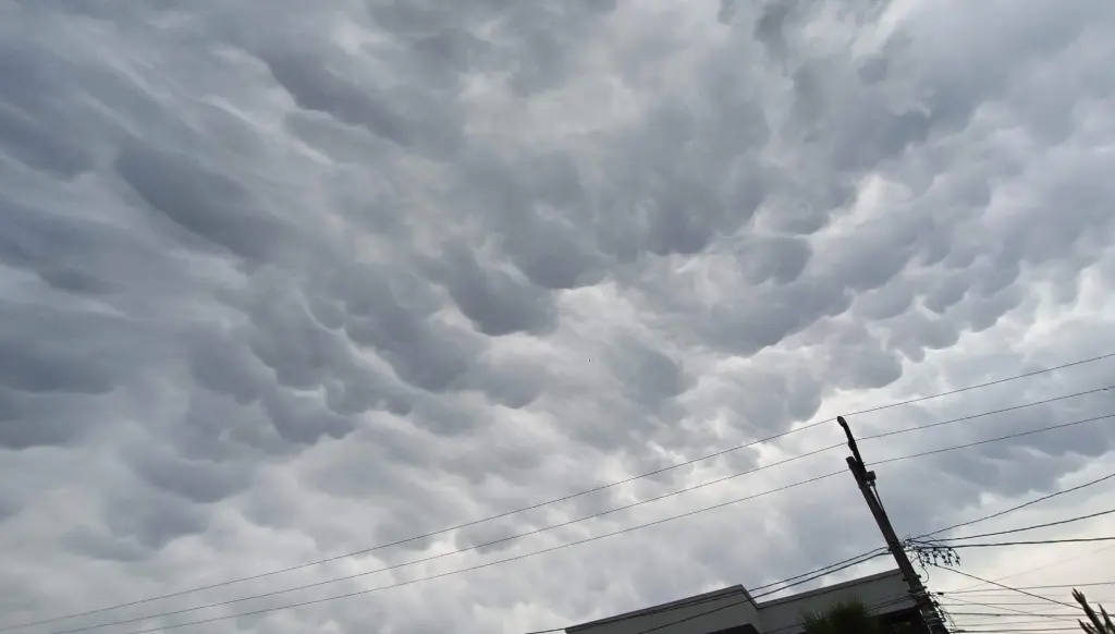 Nuvens Mammatus cobrem a Grande Porto Alegre