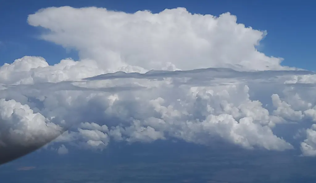 Passageiro registra de avião chuva isolada na Serra Gaúcha