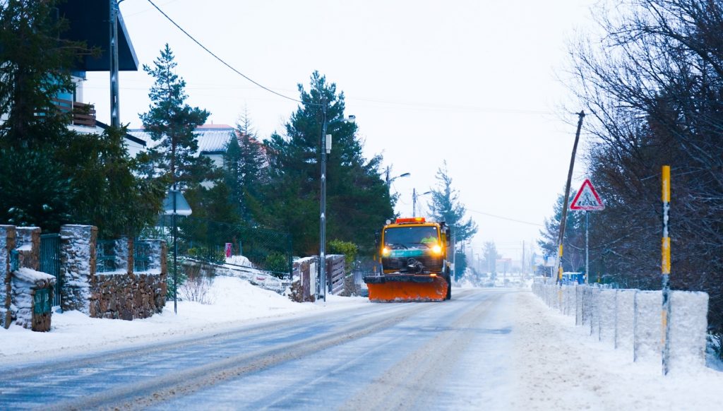 Neve cobre várias cidades e causa transtornos em Portugal
