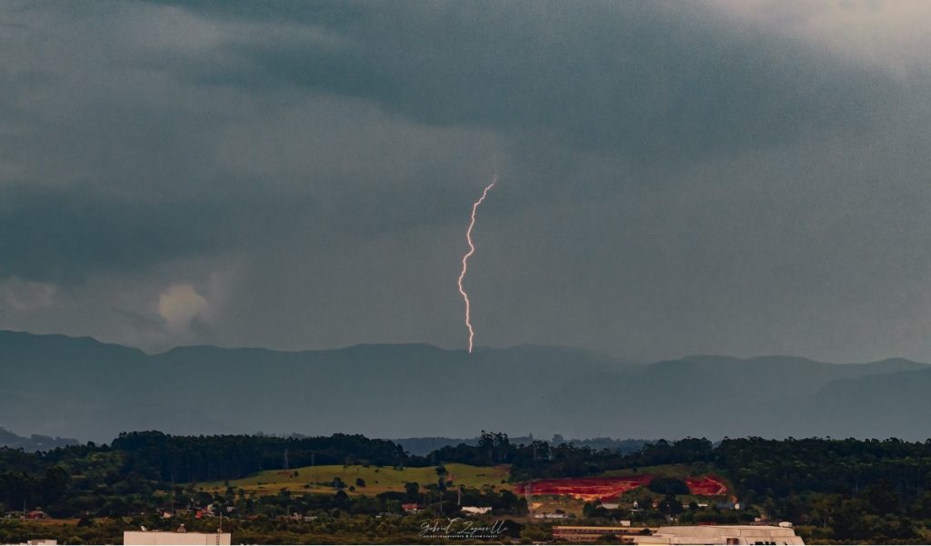 Mulher é atingida por raio em casa e sobrevive em Santa Catarina