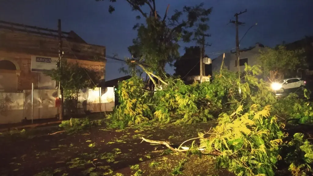 Downburst causou tempestade destrutiva em Taquara