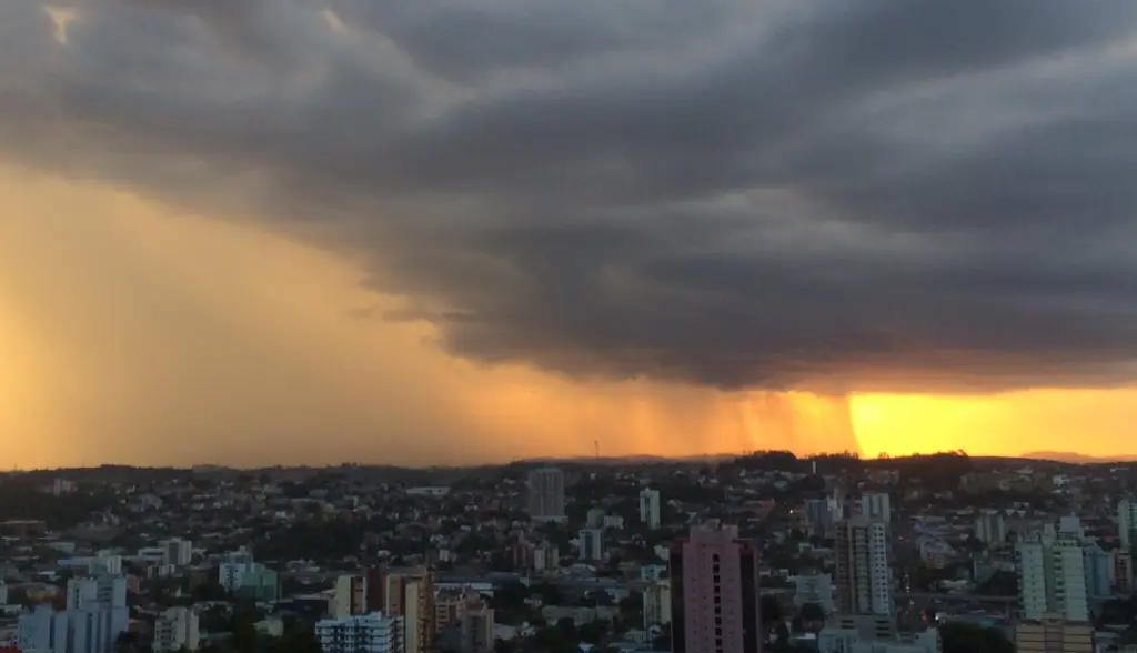 Semana termina com instabilidade que traz chuva e temporais
