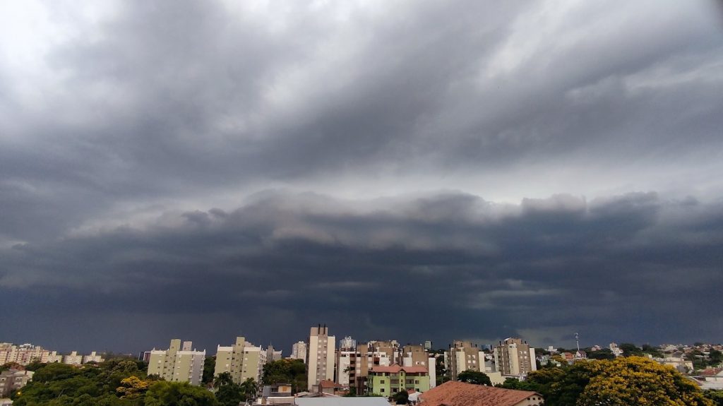 Terceira tarde seguida com 40ºC acaba em chuva e temporais isolados