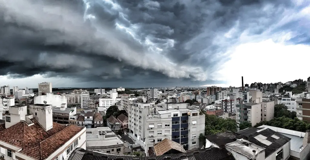 Chuva persiste neste domingo com risco de novos temporais