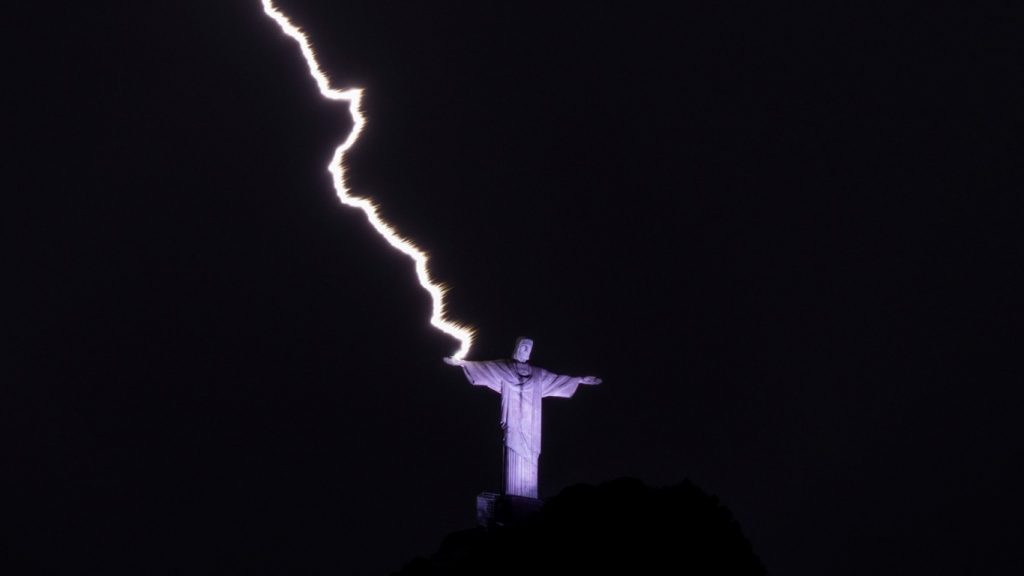 Fotos mostram raios atingindo o Cristo durante temporal no Rio