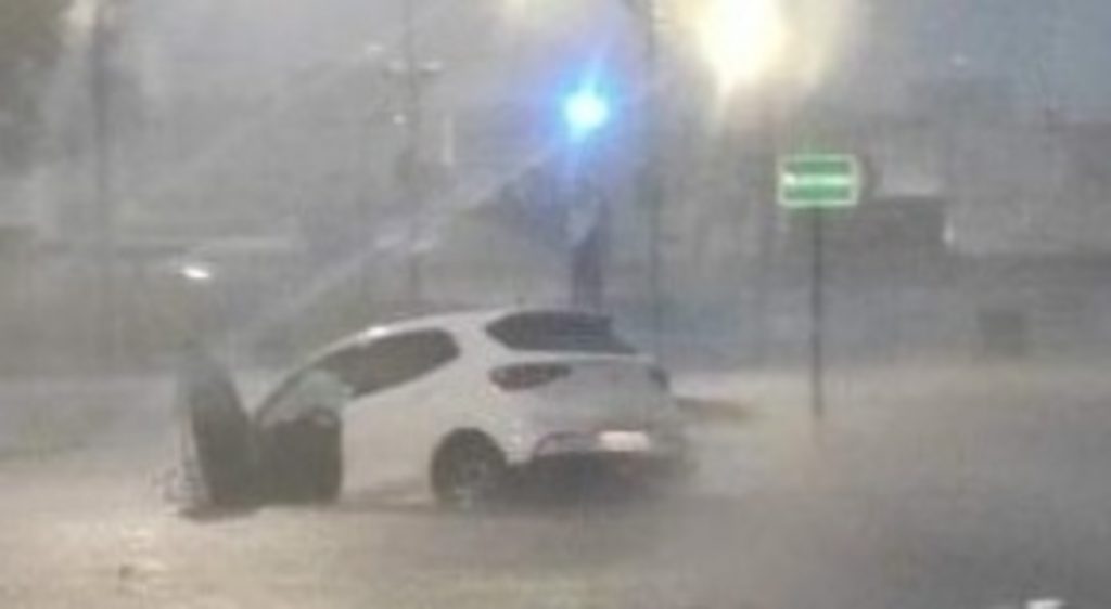 Chuva é extrema no litoral de São Paulo e cenário de excepcional perigo