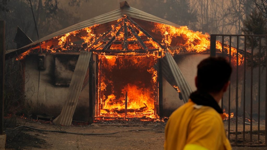 Onda devastadora de incêndios florestais atinge o Chile