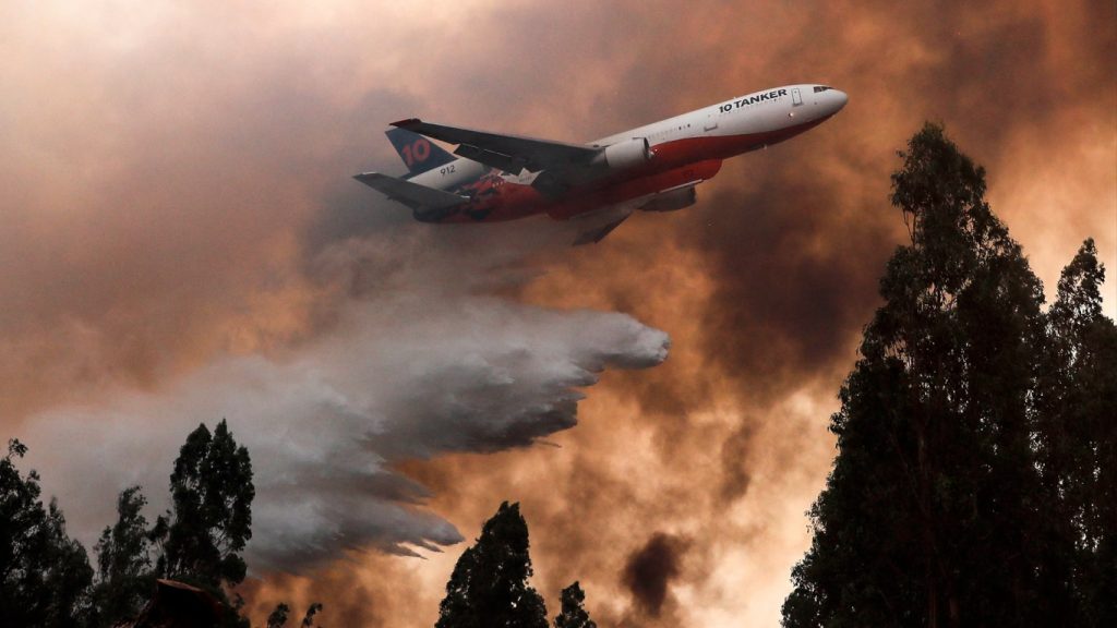 Avião-tanque combate incêndios florestais no Chile