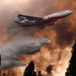 Avião-tanque combate incêndios florestais no Chile