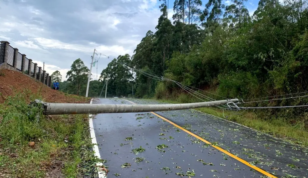 Chuva segue, cai forte em algumas cidades e com vendavais