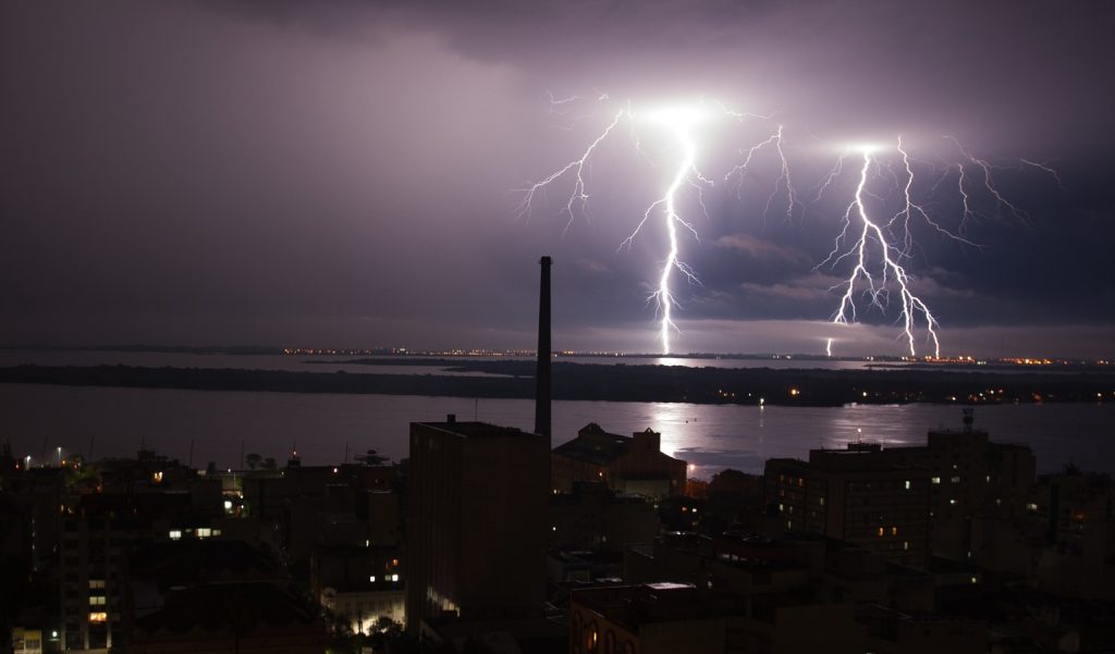 Onda de calor acaba com chuva e fortes temporais nesta terça