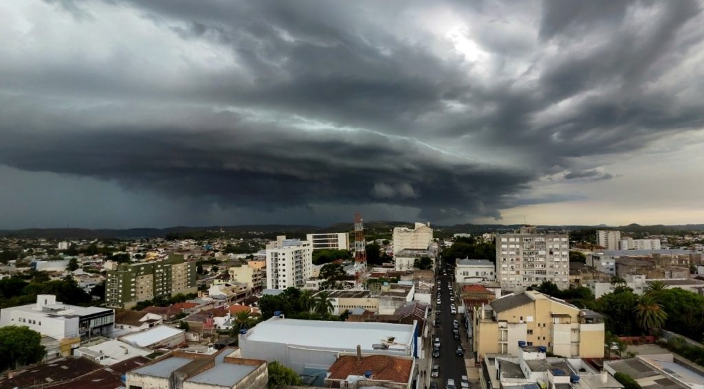 Chuva avança e chegou com temporal de vento e estragos