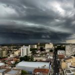 Chuva avança e chegou com temporal de vento e estragos