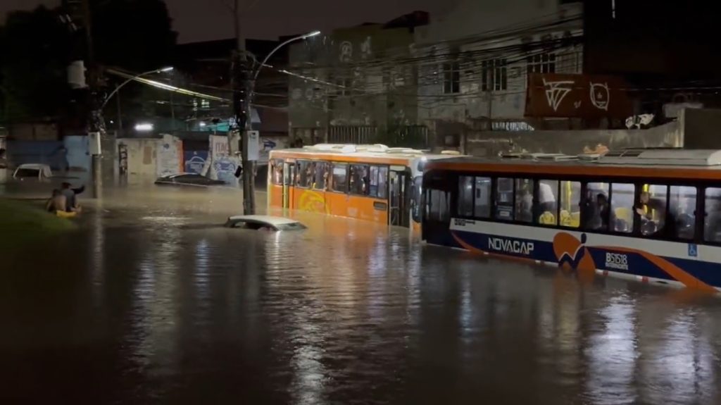 Temporal de chuva intensa e raios atinge cidade do Rio de Janeiro