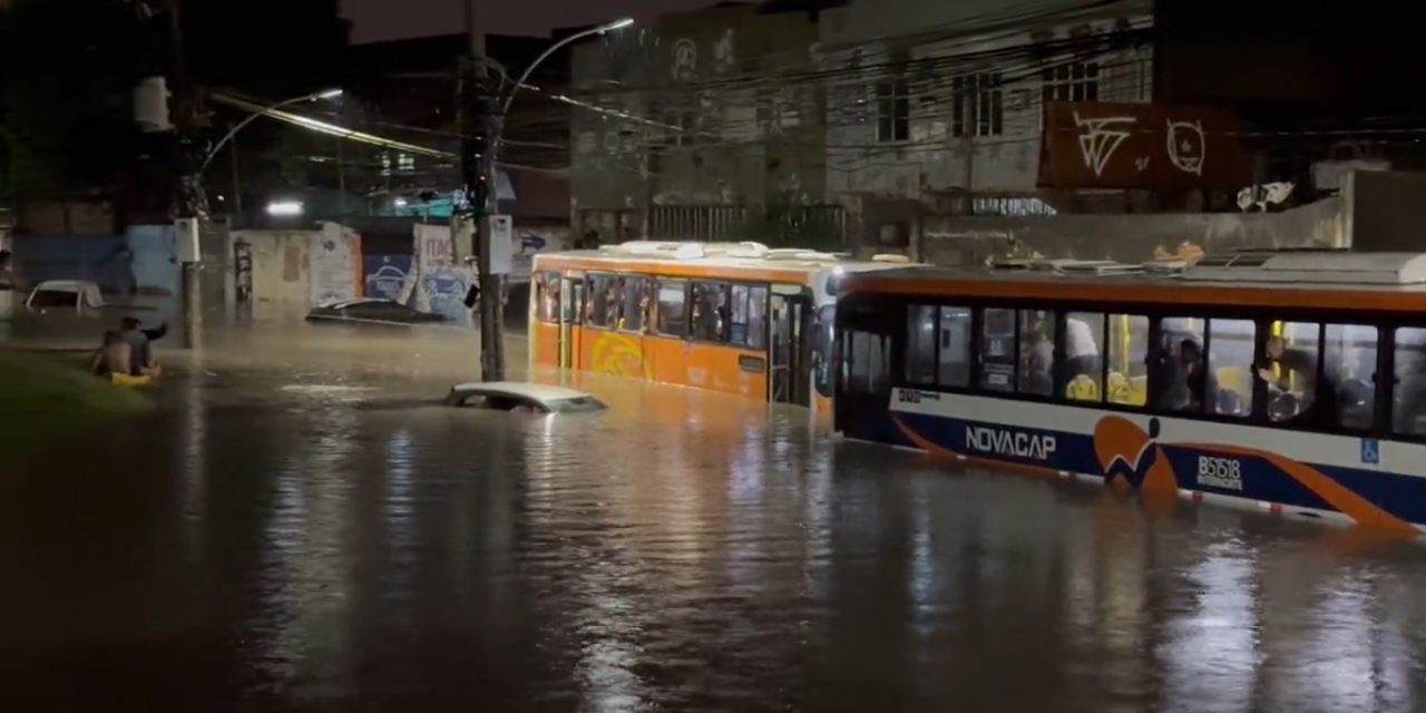 <span class="entry-title-primary">Temporal de chuva intensa e raios atinge cidade do Rio de Janeiro</span> <h2 class="entry-subtitle">Chuva chegou a 60 mm em apenas uma hora em medições do AlertaRio e causou inundações repentinas no Complexo do Alemão</h2>