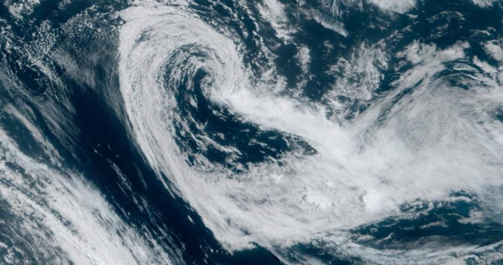 Nuvens formam enorme coração no céu do Atlântico Sul
