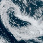 Nuvens formam enorme coração no céu do Atlântico Sul