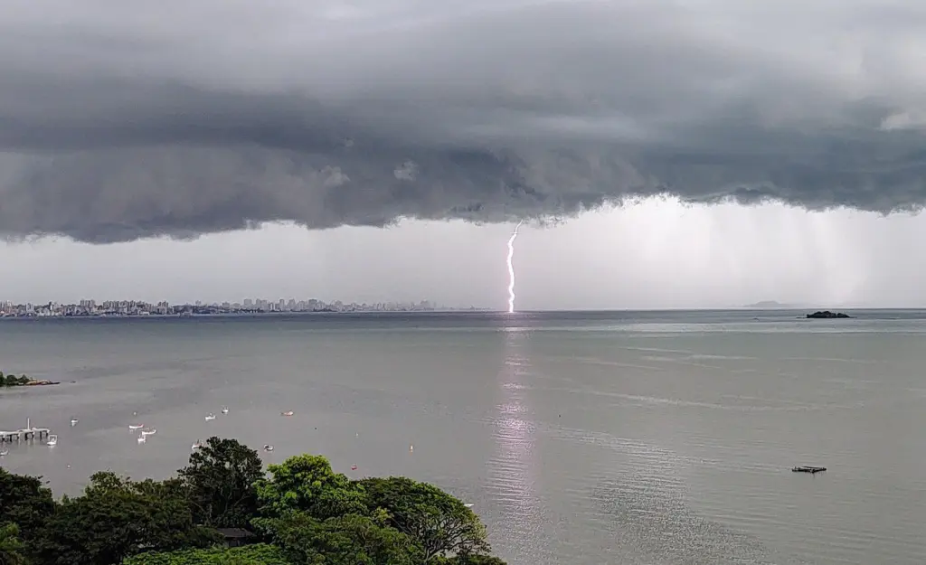 O que causou os raios que assustaram em Florianópolis