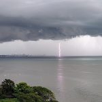 O que causou os raios que assustaram em Florianópolis