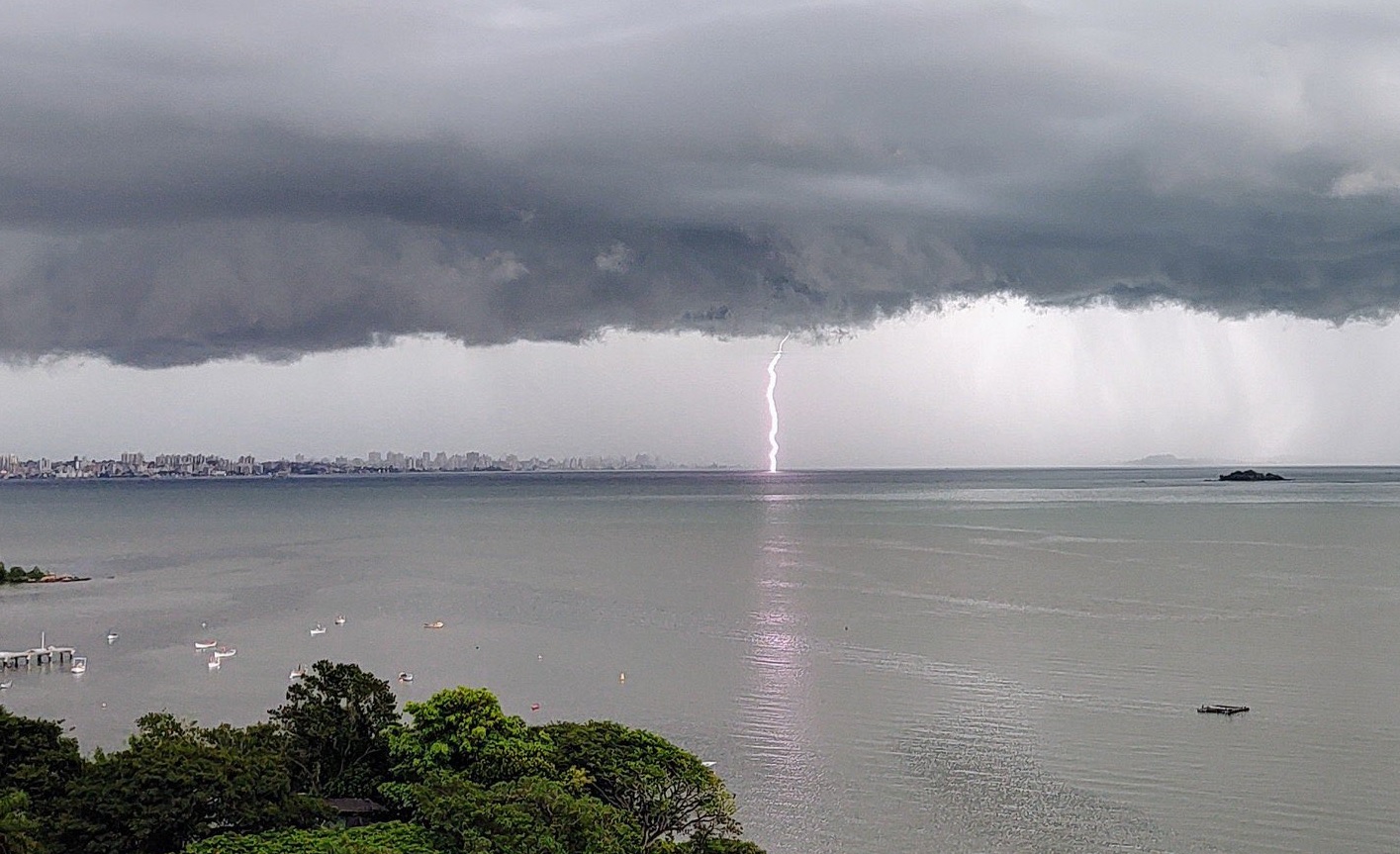 <span class="entry-title-primary">O que causou os raios que assustaram em Florianópolis</span> <h2 class="entry-subtitle">Instabilidade formou nuvens carregadas no Leste catarinense que trouxeram grande número de raios durante a tarde </h2>