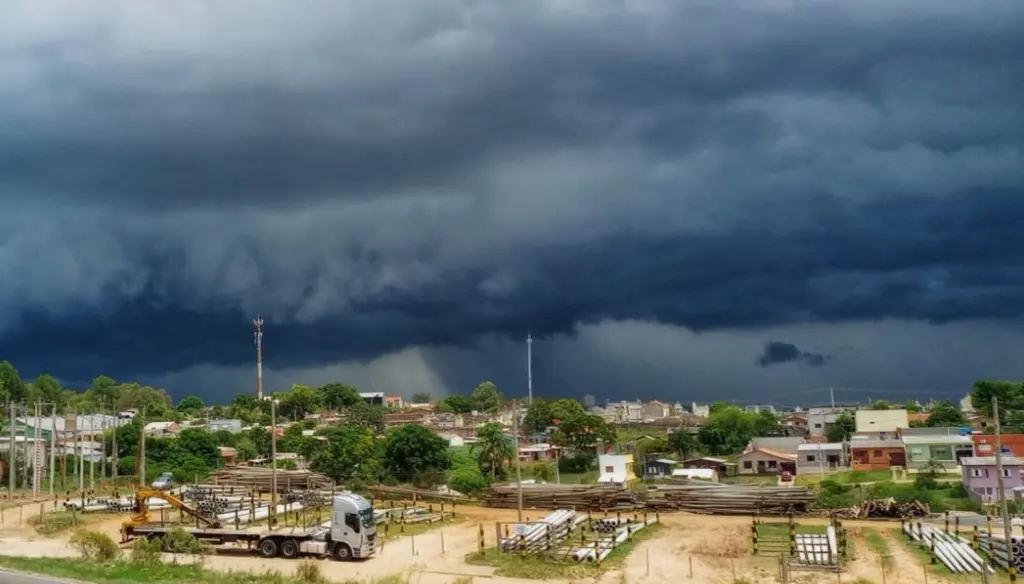 Nuvens de tempestade começam a ingressar pela fronteira