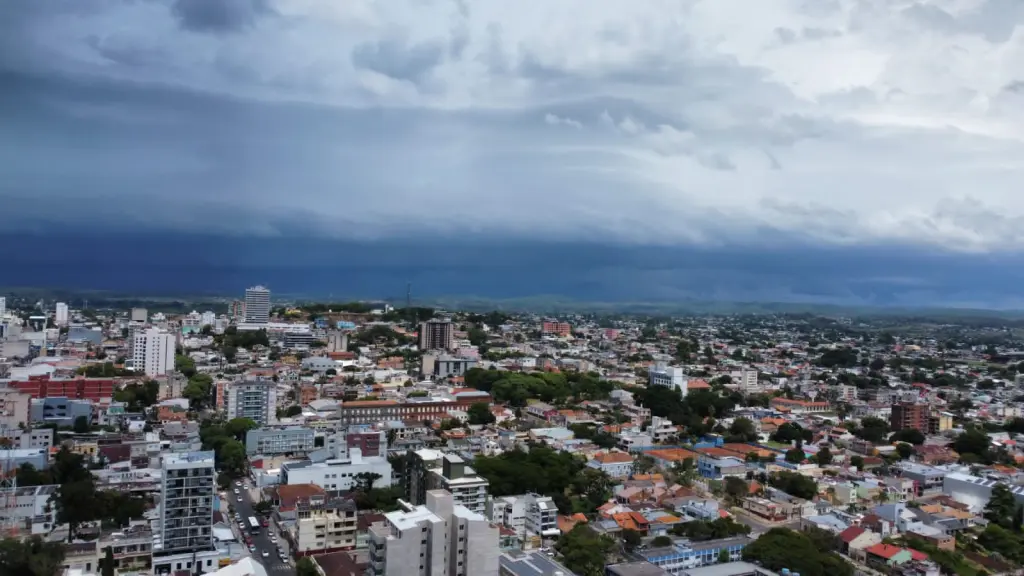 Veja onde deve ter mais chuva e risco de temporal nesta sexta