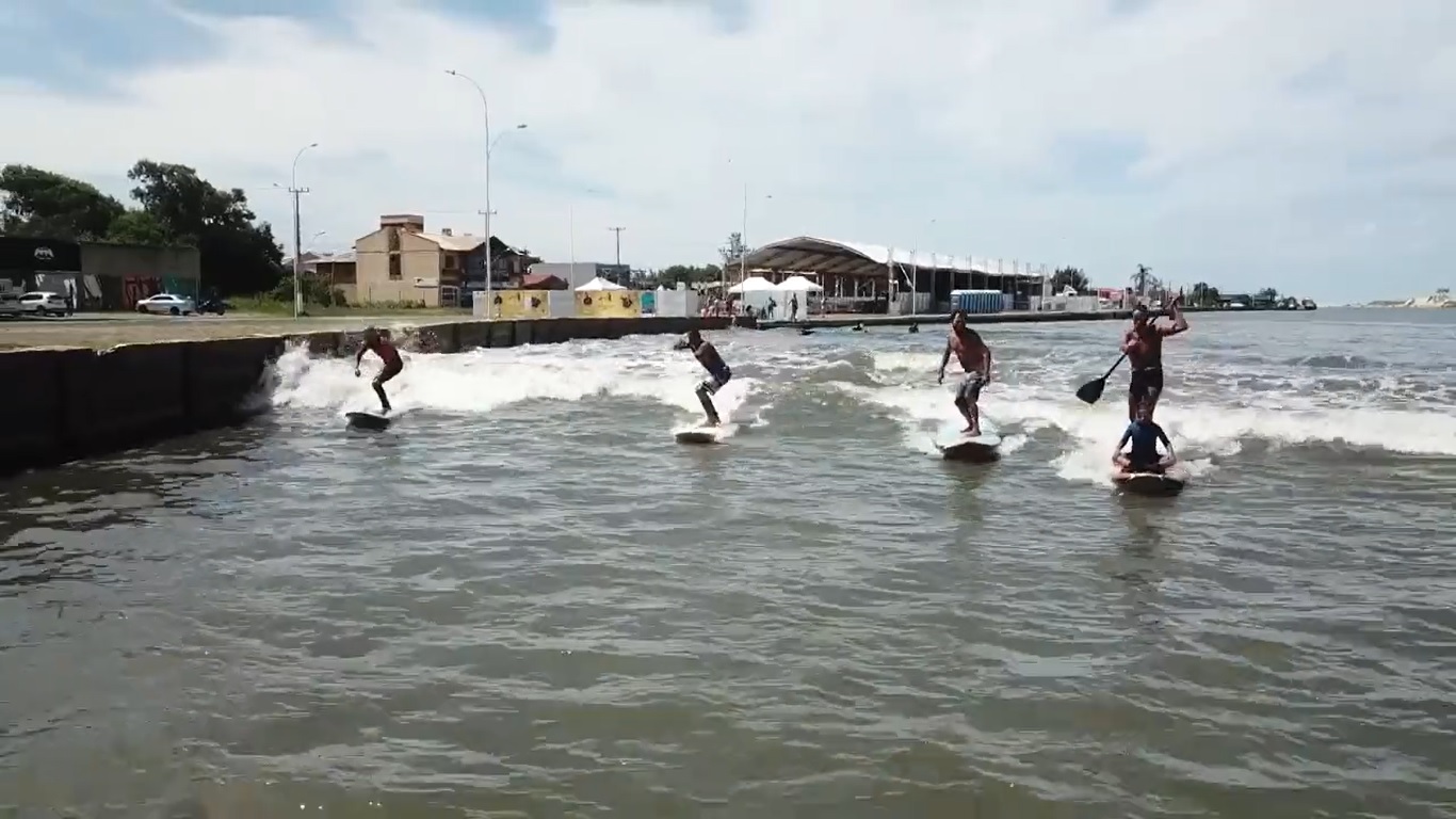 <span class="entry-title-primary">Surfistas aproveitam a pororoca no Rio Tramandaí com a ressaca do mar</span> <h2 class="entry-subtitle">Mar apresenta ressaca em diversas praias do Litoral Norte do Rio Grande do Sul e em diversos balneários a água tomou a areia </h2>