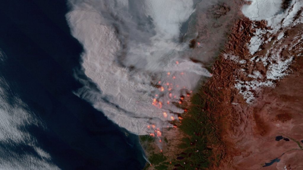 Impressionantes imagens de satélite mostram os incêndios no Chile