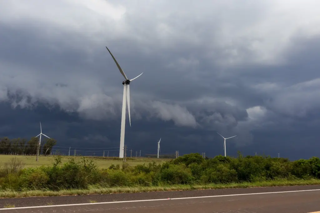 Chuva chega com temporais, vento causa estragos e vem mais água