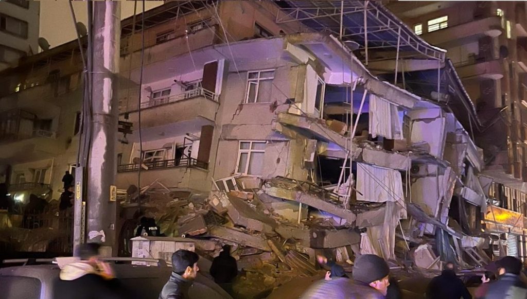 Violento terremoto abala Oriente Médio e derruba prédios na Turquia