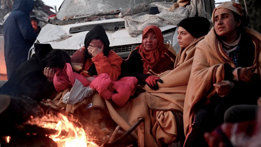 Mortos no terremoto passam de 16 mil e frio piora a situação