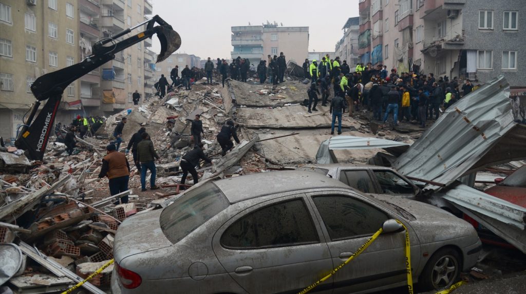 Terremoto arrasador pode ter milhares de mortos na Turquia e Síria