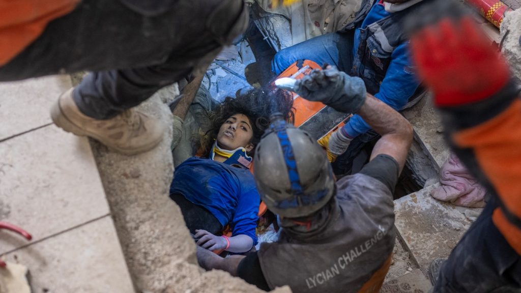 Pessoas são achadas com vida seis dias após o terremoto
