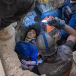 Pessoas são achadas com vida seis dias após o terremoto