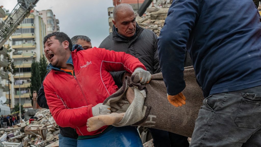 Mortos pelo terremoto na Turquia e Síria chegam a mais de dois mil