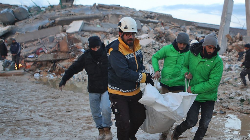 Mortes pelo terremoto na Turquia e Síria passam de cinco mil