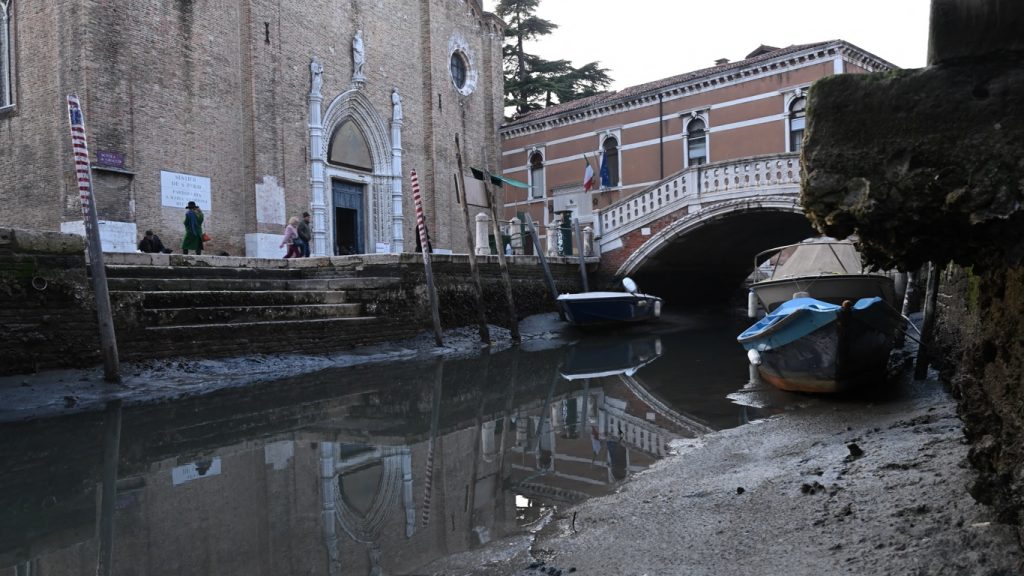 Veneza vê canais secarem com maré baixa e França tem seca recorde