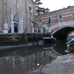 Veneza vê canais secarem com maré baixa e França tem seca recorde
