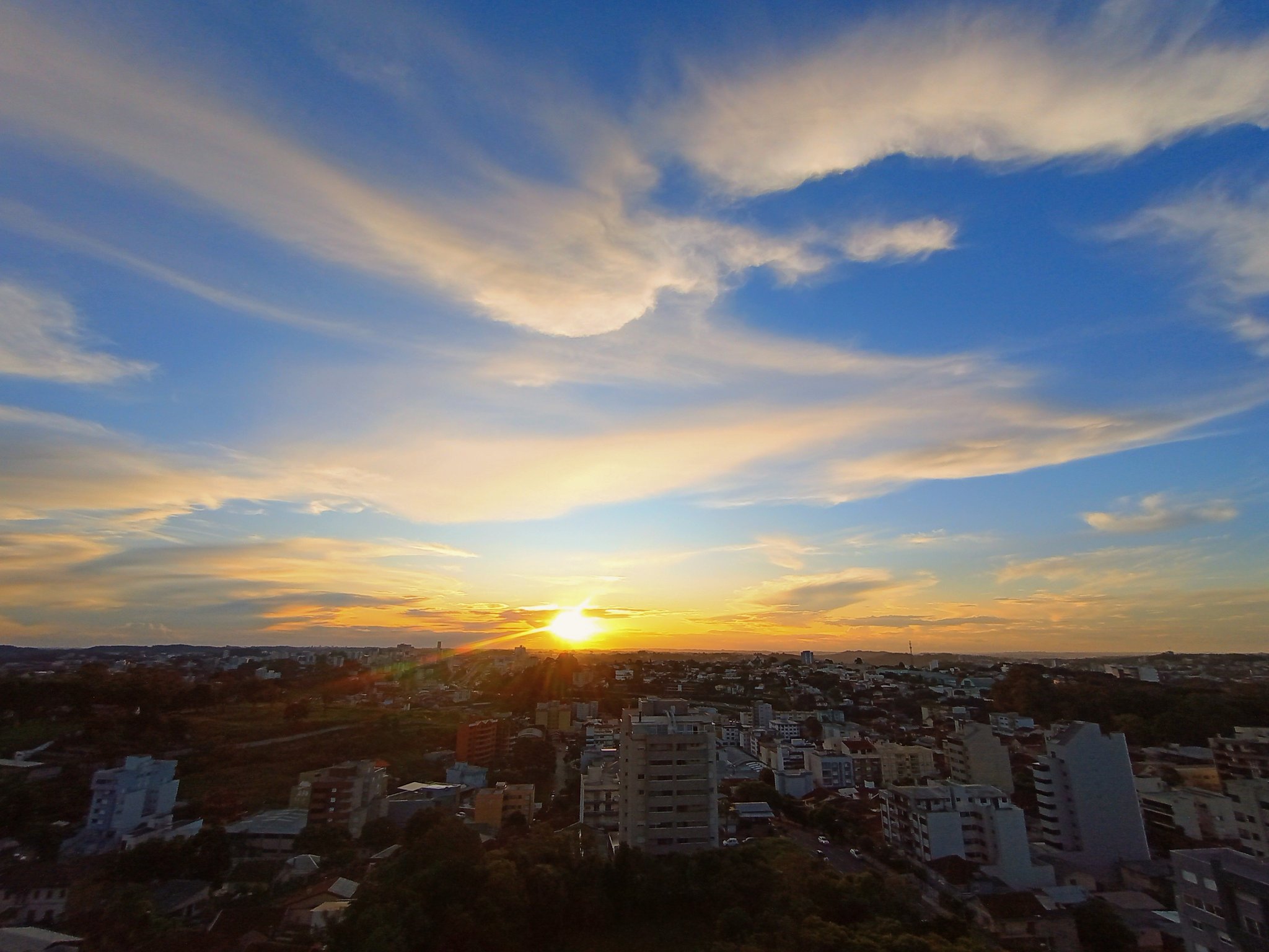 <span class="entry-title-primary">Quarta-feira terá variação de nuvens, chuva e calor</span> <h2 class="entry-subtitle">Rio voador carrega a umidade para o Sul do continente e mantém as condições para chuva hoje em parte do Estado</h2>