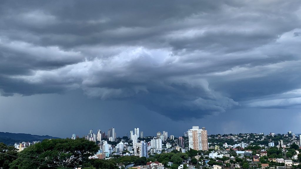 Calor voltará a trazer chuva e temporais nesta quinta: veja em quais regiões
