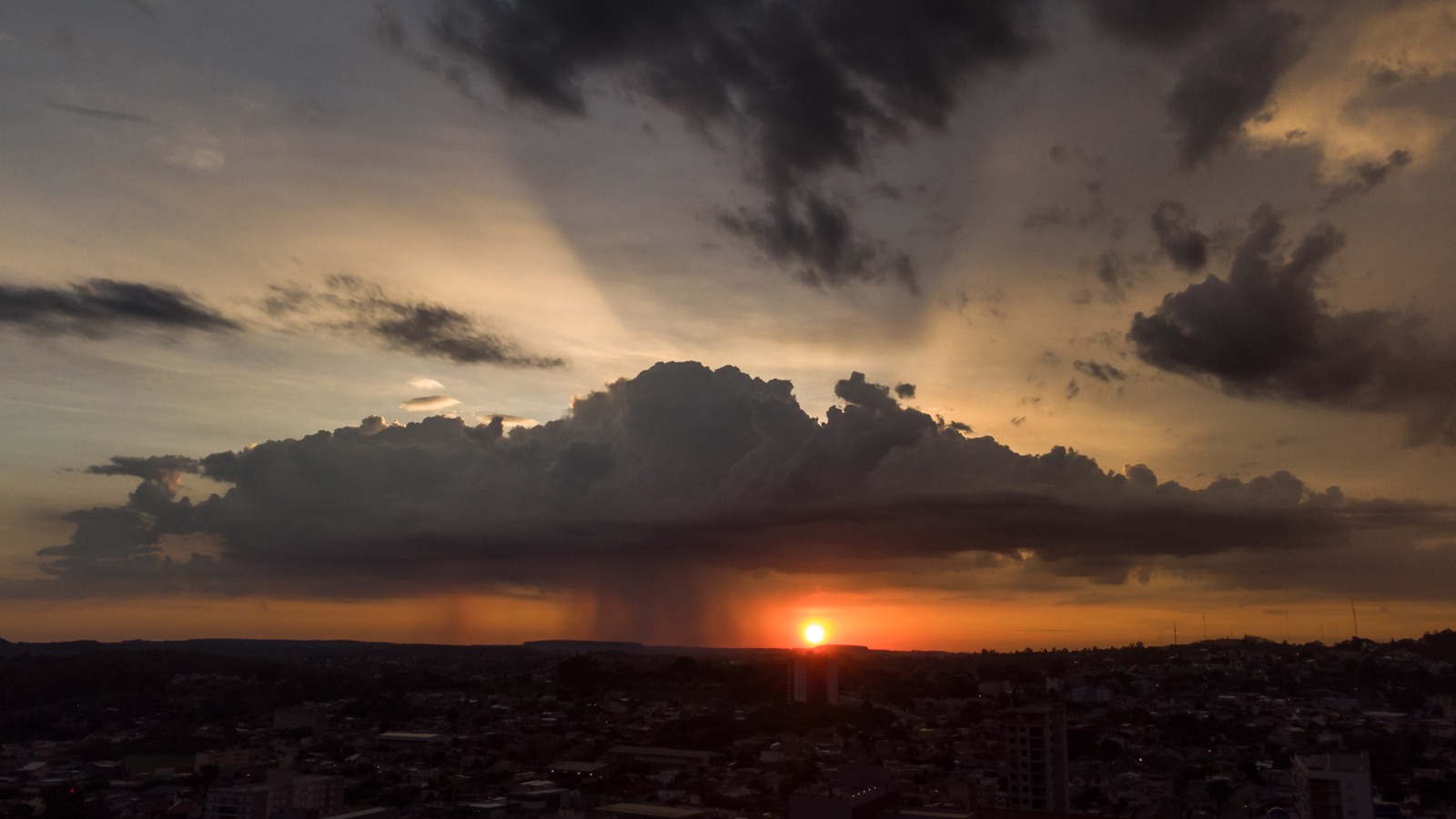 <span class="entry-title-primary">Saiba a previsão do tempo para esta sexta-feira</span> <h2 class="entry-subtitle">A massa de ar quente seguirá presente mantendo a temperatura alta com potencial para pancada isoladas de chuva e temporais</h2>