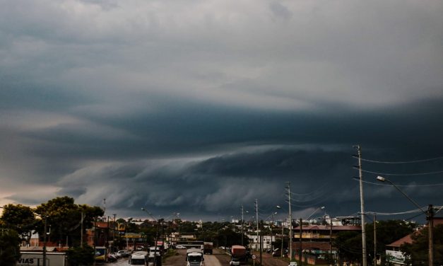 Incrível nuvem arco chega a Uruguaiana levando chuva
