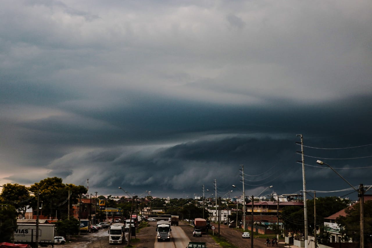 <span class="entry-title-primary">Incrível nuvem arco chega a Uruguaiana levando chuva</span> <h2 class="entry-subtitle">Nuvens de grande desenvolvimento vertical avançaram pelo Oeste gaúcho a tarde após uma manhã de instabilidade</h2>