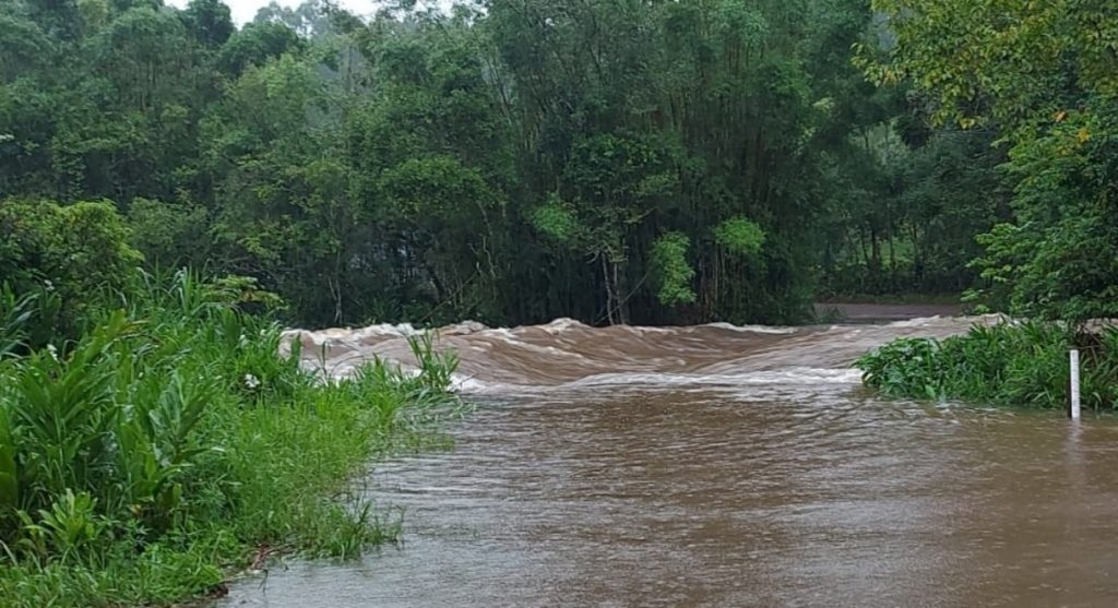 Chuva supera 200 mm, traz inundações e há risco de cheias de rios