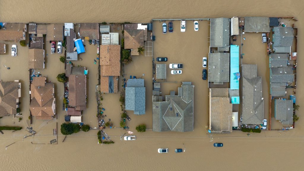 Chuva rompe diques e inunda na Califórnia antes de nova tempestade