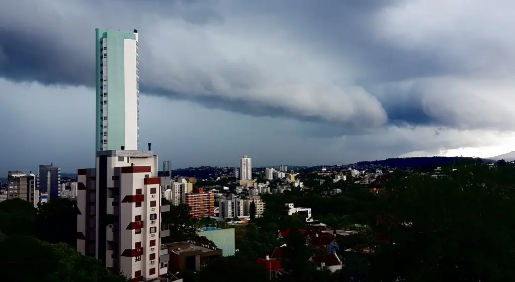 Chuva causa alagamentos, transborda arroios e vai seguir