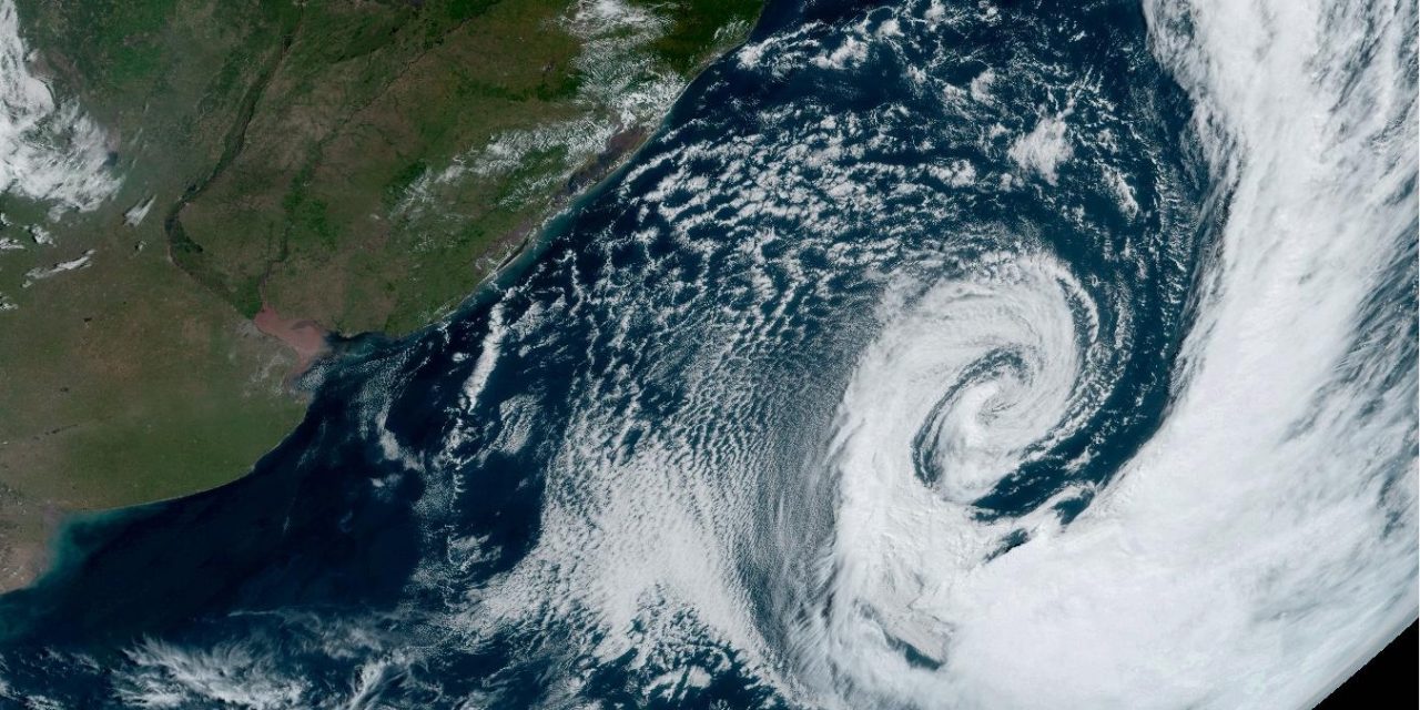 <span class="entry-title-primary">Primeiro ciclone intenso do outono no Atlântico Sul</span> <h2 class="entry-subtitle">Sistema que trouxe chuva e vento com danos no Litoral Sul gaúcho ganhou muita força sobre o oceano e centro do ciclone registra 975 hPa de pressão</h2>