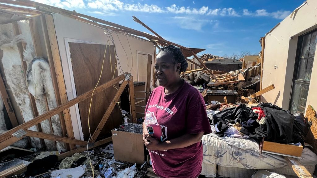 Moradores contam como sobreviveram ao tornado de 300 km/h nos EUA