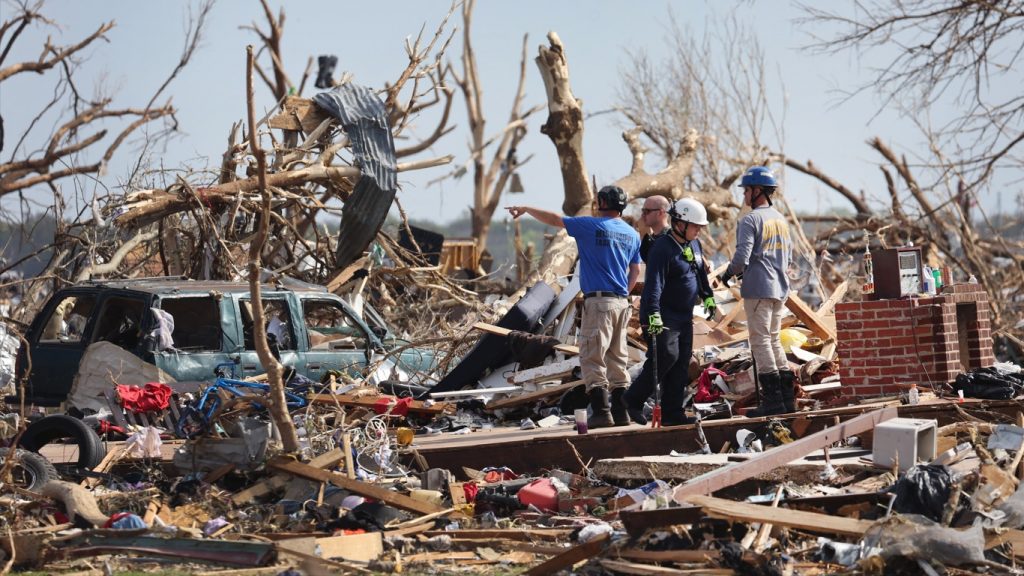 Imagens mostram destruição chocante após tornado de 300 km/h nos EUA