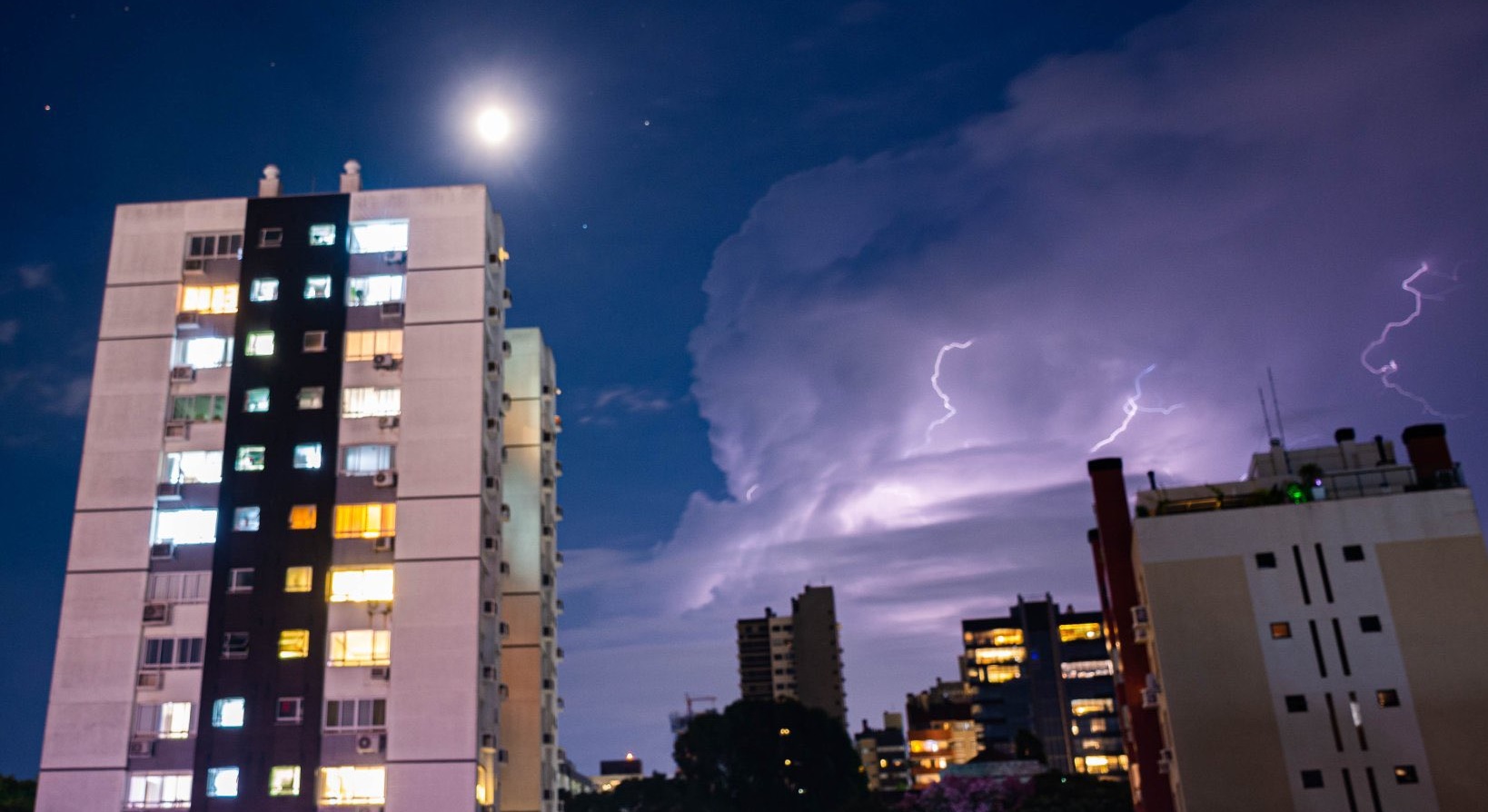 <span class="entry-title-primary">Rio Grande do Sul teve quase 200 mil raios durante a quarta-feira</span> <h2 class="entry-subtitle">Dados do sensor de descargas elétricas do satélite GOES-16 indicaram ainda mais de mil raios apenas em Porto Alegre </h2>